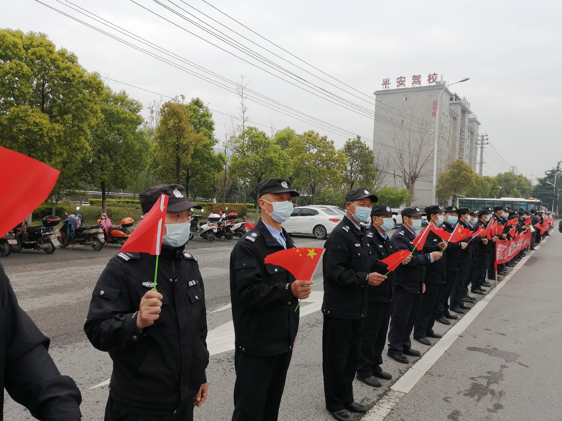百佳物業(yè)黨支部組織公司黨員、入黨積極分子和百佳物業(yè)的佳人們?yōu)樵鹾厢t(yī)療隊(duì)送行