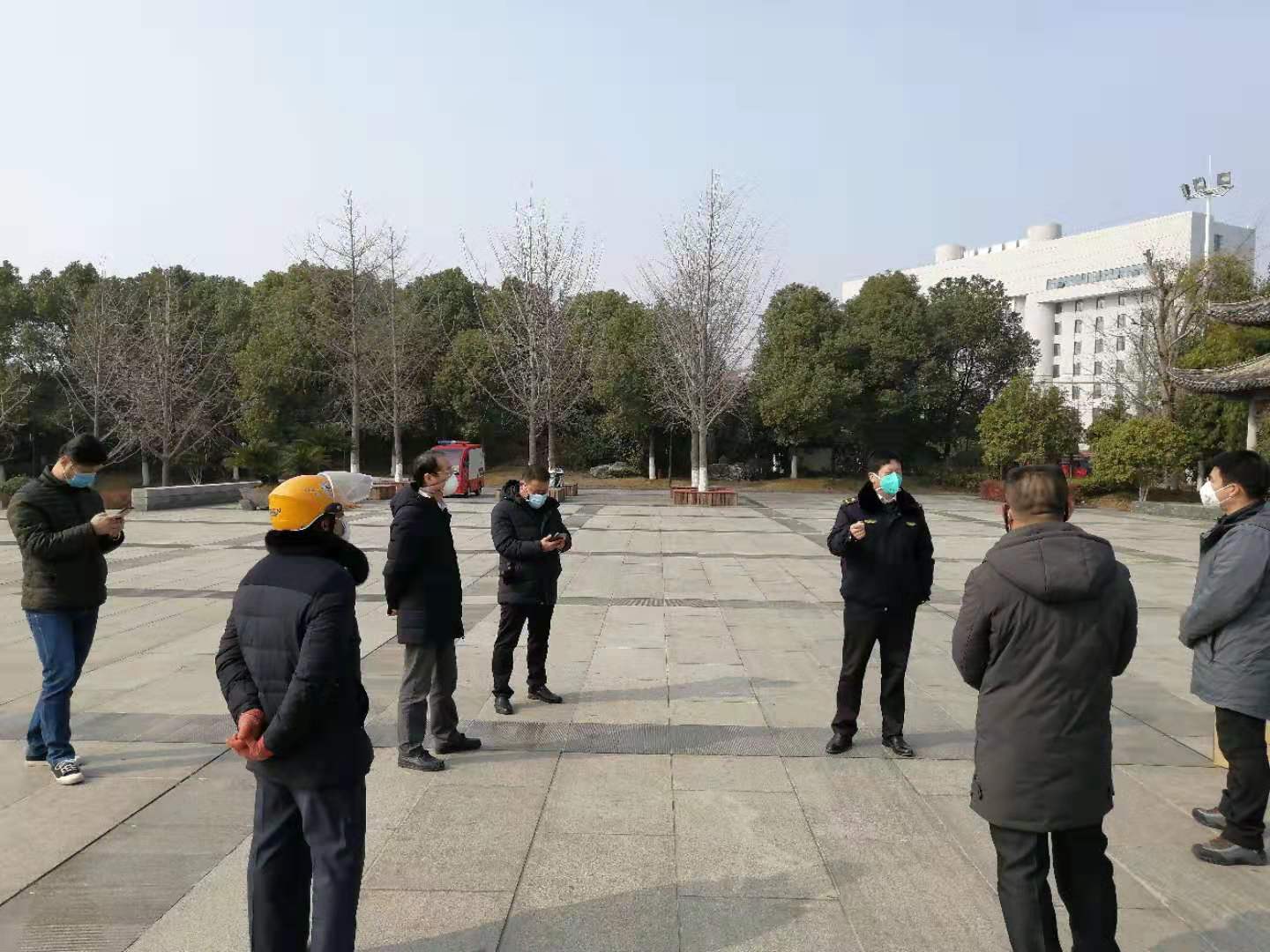 百佳保安公司董事長(zhǎng)瞿全勝向遺愛(ài)湖風(fēng)景區(qū)管理處負(fù)責(zé)人匯報(bào)疫情期間的防護(hù)安保工作