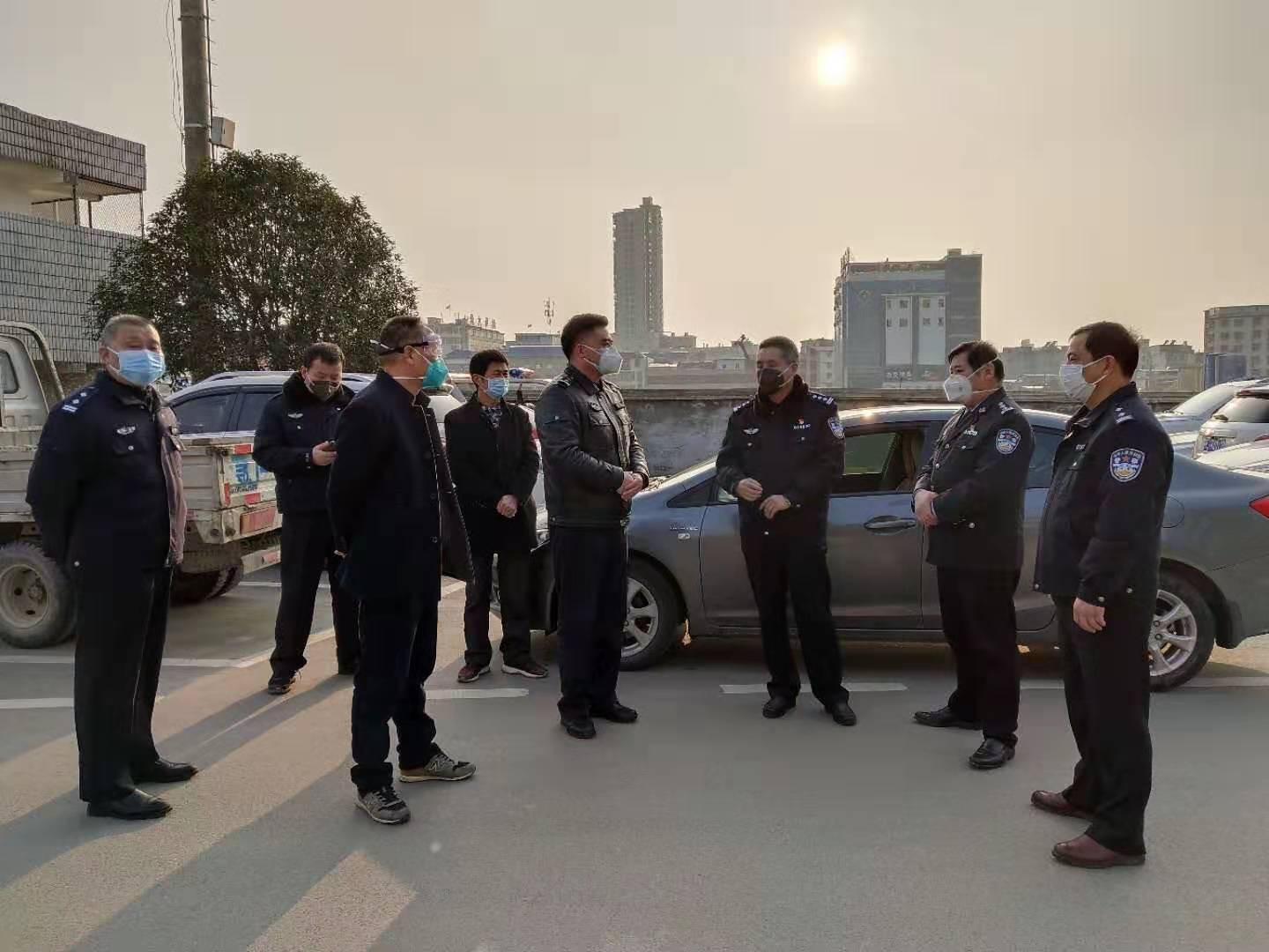 黃岡市副市長(zhǎng)、公安局局長(zhǎng)上官福令、浠水縣副縣長(zhǎng)、公安局局長(zhǎng)涂曙光一行前往浠水人民醫(yī)院指導(dǎo)疫情期間安保工作情況
