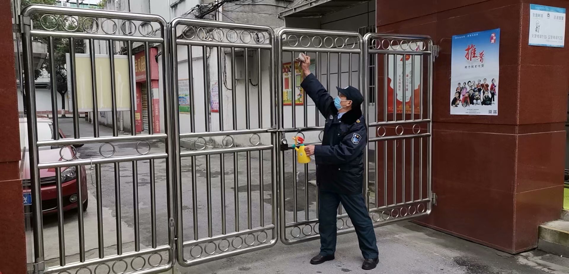 百佳保安教育系統(tǒng)員工堅(jiān)守崗位，每天對(duì)校區(qū)進(jìn)行消殺毒工作，協(xié)助校方開(kāi)展防疫抗疫工作