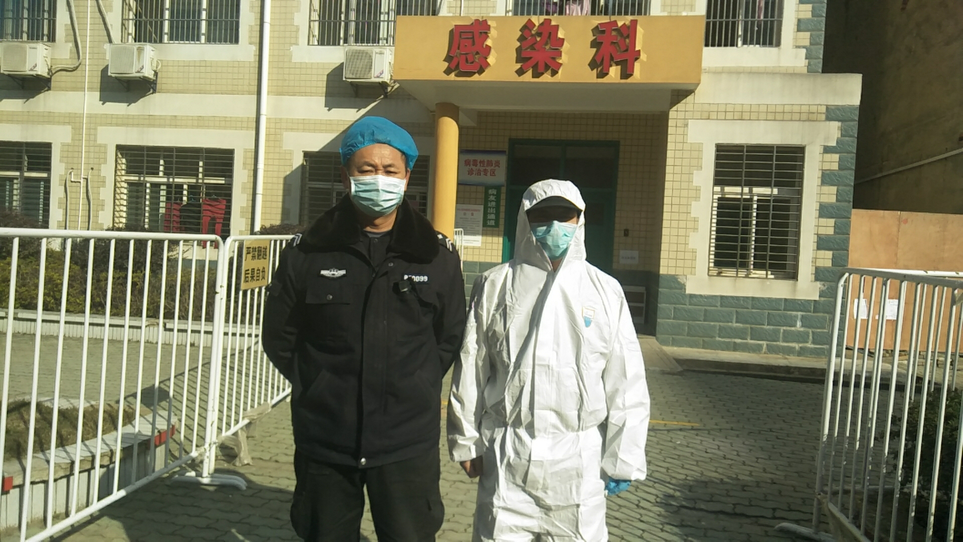 浠水縣人民醫(yī)院保安在疫情期間，擔負著感染科及整個院區(qū)的安保任務，承擔著護送病人檢查、送餐、各區(qū)域消殺毒等重要工作